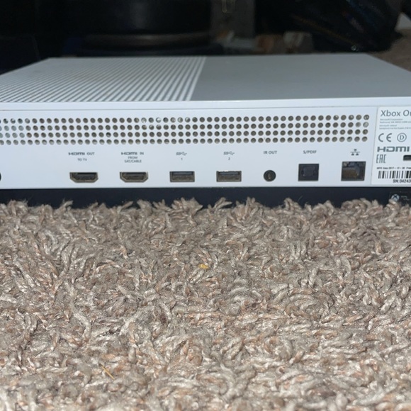 Xbox one S 500 GB with controller - Picture 7 of 8